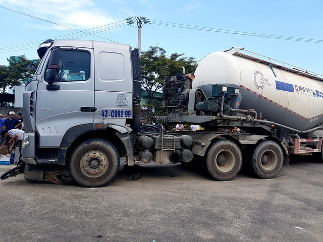 Xe đầu kéo tông 4 người trong một gia đình thương vong - ảnh 1