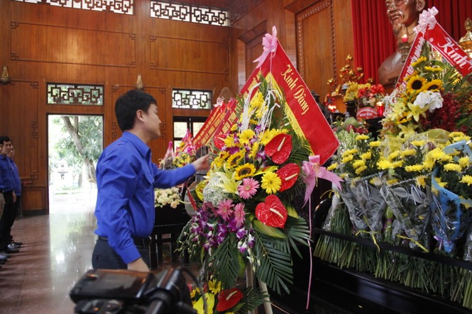 Tuổi trẻ Nghệ An dâng hương tại khu di tích Kim Liên - ảnh 1