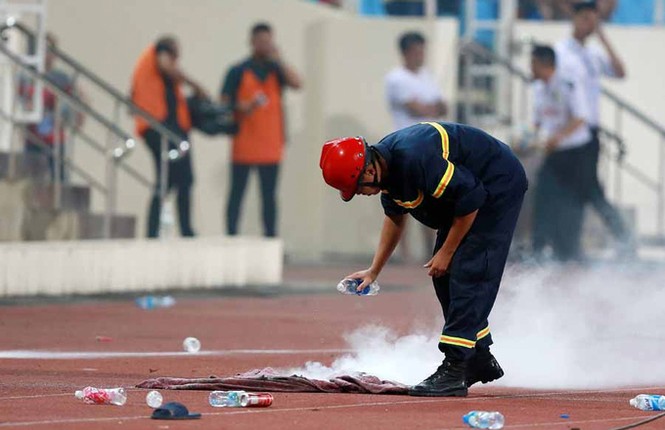 CĐV ném pháo sáng, chai lọ xuống sân Mỹ Đình - ảnh 5