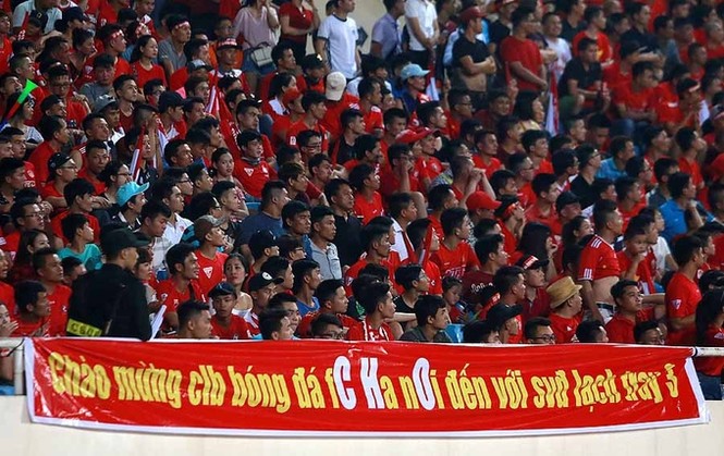 CĐV ném pháo sáng, chai lọ xuống sân Mỹ Đình - ảnh 1