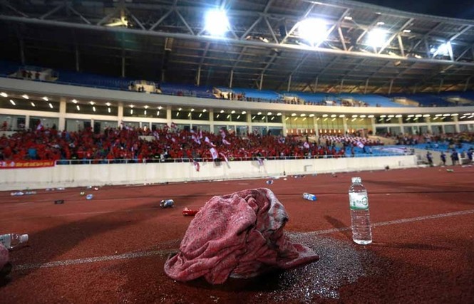 CĐV ném pháo sáng, chai lọ xuống sân Mỹ Đình - ảnh 7