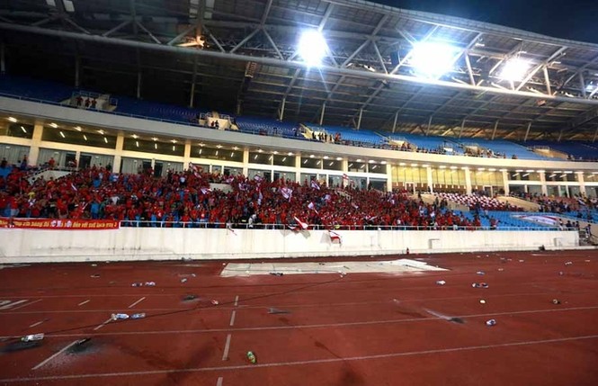 CĐV ném pháo sáng, chai lọ xuống sân Mỹ Đình - ảnh 6