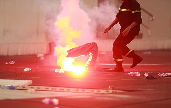 CĐV ném pháo sáng, chai lọ xuống sân Mỹ Đình - ảnh 4