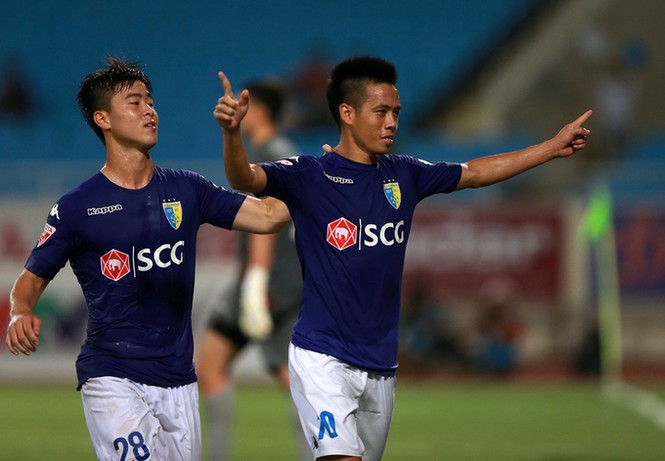 CĐV ném pháo sáng, chai lọ xuống sân Mỹ Đình - ảnh 9
