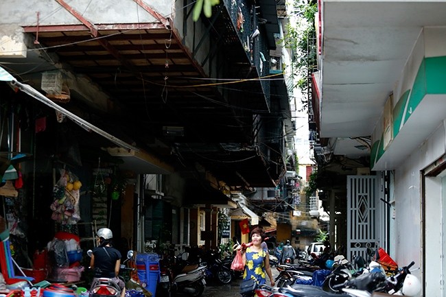 Hiểm họa cháy nổ từ chung cư “chuồng cọp” - ảnh 1