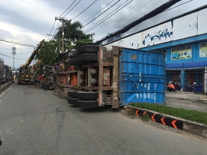 Đang ôm cua, xe container lật ngang đường - ảnh 1