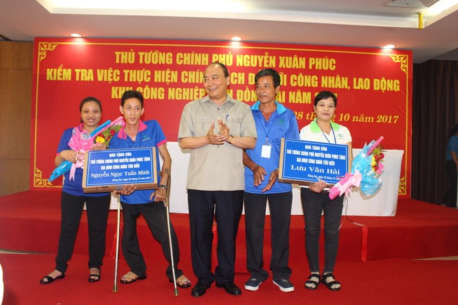 Thủ tướng dùng cơm tối với công nhân ở Đồng Nai - ảnh 1
