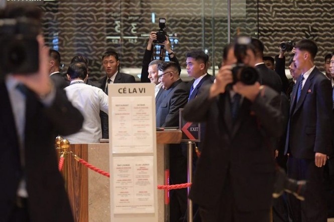 Ông Kim Jong-un dạo phố đêm, selfie với Ngoại trưởng Singapore - ảnh 5