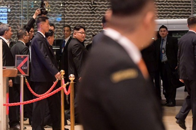 Ông Kim Jong-un dạo phố đêm, selfie với Ngoại trưởng Singapore - ảnh 3