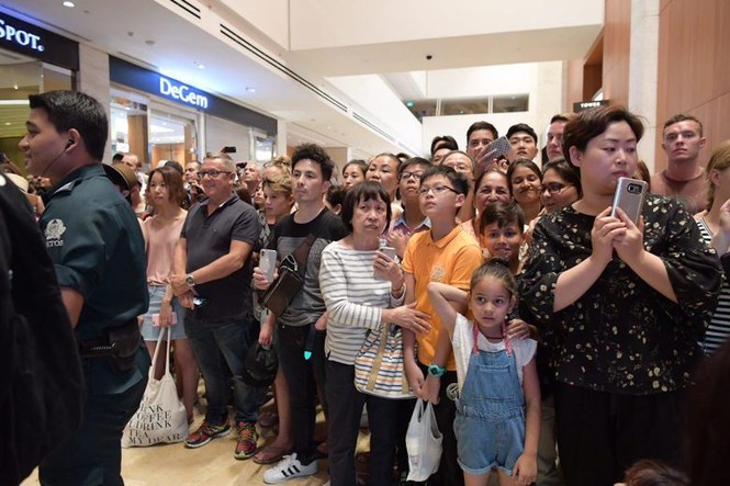 Ông Kim Jong-un dạo phố đêm, selfie với Ngoại trưởng Singapore - ảnh 4