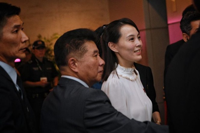 Ông Kim Jong-un dạo phố đêm, selfie với Ngoại trưởng Singapore - ảnh 6