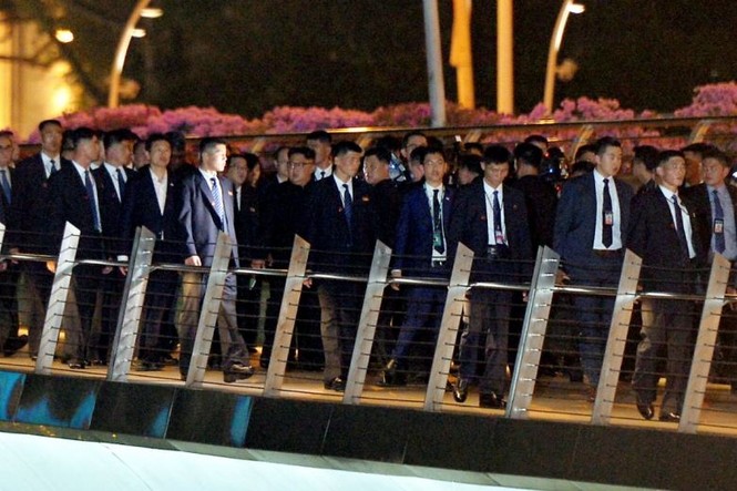 Ông Kim Jong-un dạo phố đêm, selfie với Ngoại trưởng Singapore - ảnh 2