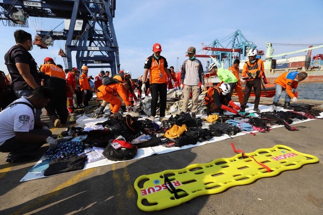 Rơi máy bay Indonesia: Ám ảnh cảnh tư trang hành khách nổi trên biển - ảnh 15