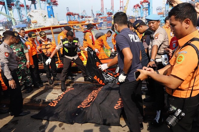 Rơi máy bay Indonesia: Ám ảnh cảnh tư trang hành khách nổi trên biển - ảnh 13