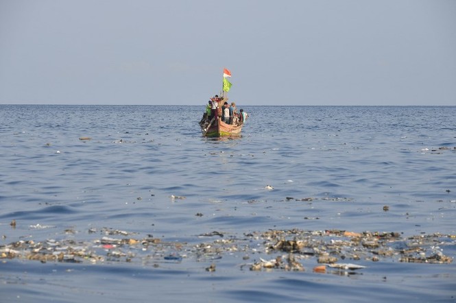 Rơi máy bay Indonesia: Ám ảnh cảnh tư trang hành khách nổi trên biển - ảnh 1