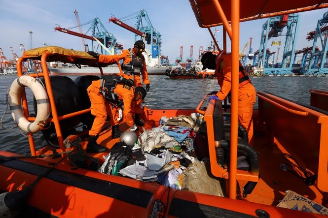 Rơi máy bay Indonesia: Ám ảnh cảnh tư trang hành khách nổi trên biển - ảnh 12