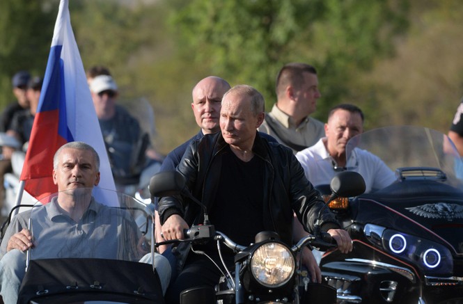 Ông Putin diện áo da cực ngầu , lái ‘xít đờ ca’ Ural huyền thoại - ảnh 2