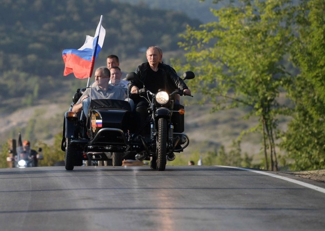 Ông Putin diện áo da cực ngầu , lái ‘xít đờ ca’ Ural huyền thoại - ảnh 1