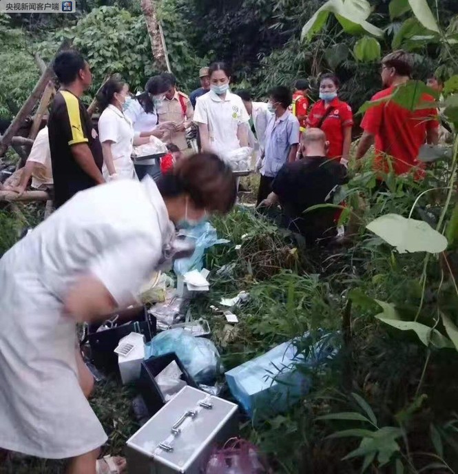Lào: Xe chở du khách Trung Quốc lao xuống vực, hơn 40 người thương vong - ảnh 3