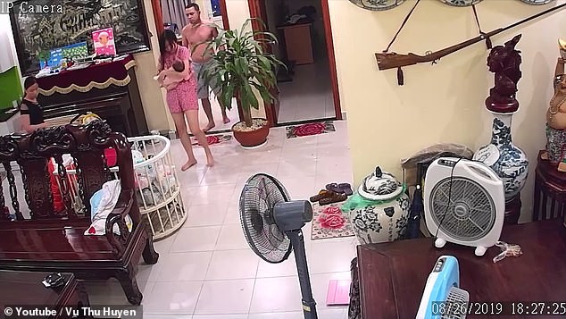 Vụ võ sư Việt Nam đánh vợ đang ôm con lên báo nước ngoài - ảnh 1
