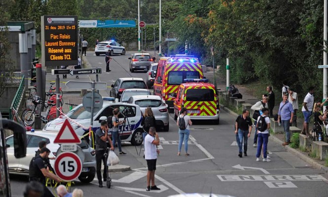 Đâm dao giữa đường ở Pháp, 10 người thương vong - ảnh 1