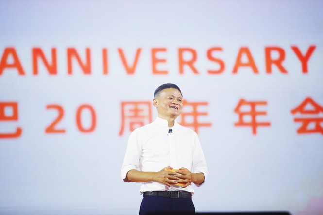 Tỉ phú Jack Ma hoá 'rocker', ôm đàn khoe tài hát tiếng Anh cực ngọt - ảnh 2