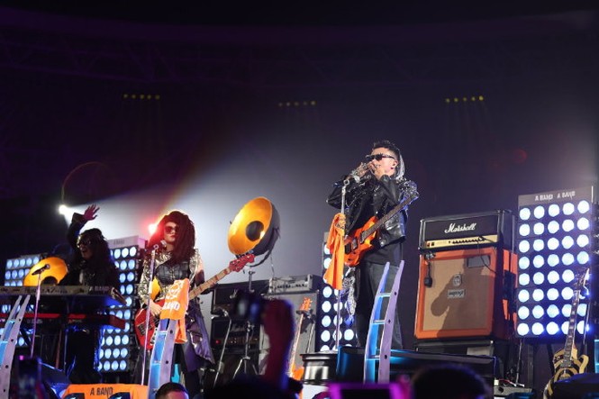 Tỉ phú Jack Ma hoá 'rocker', ôm đàn khoe tài hát tiếng Anh cực ngọt - ảnh 4