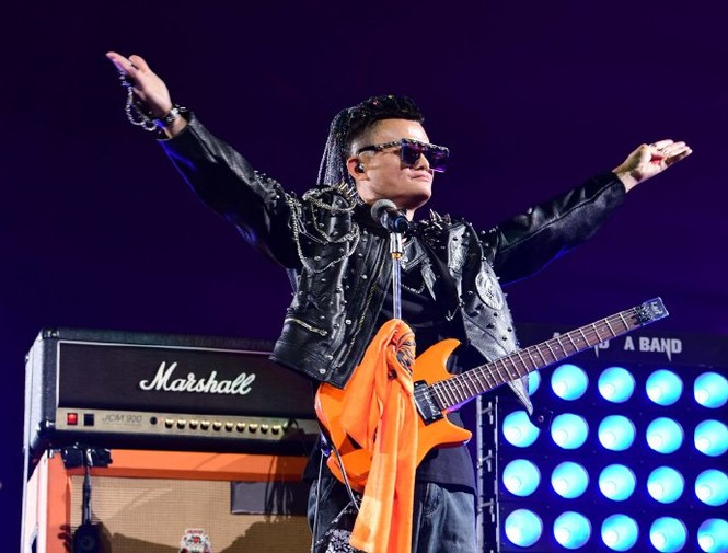 Tỉ phú Jack Ma hoá 'rocker', ôm đàn khoe tài hát tiếng Anh cực ngọt - ảnh 8