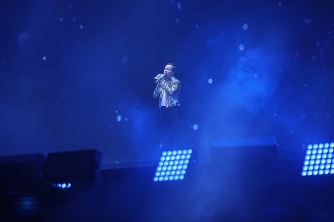 Tỉ phú Jack Ma hoá 'rocker', ôm đàn khoe tài hát tiếng Anh cực ngọt - ảnh 6