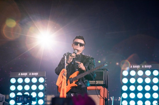 Tỉ phú Jack Ma hoá 'rocker', ôm đàn khoe tài hát tiếng Anh cực ngọt - ảnh 7