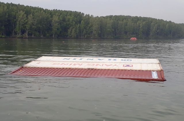 TPHCM: Tàu hàng 8.000 tấn chở gần 300 container chìm trên sông Lòng Tàu - ảnh 1