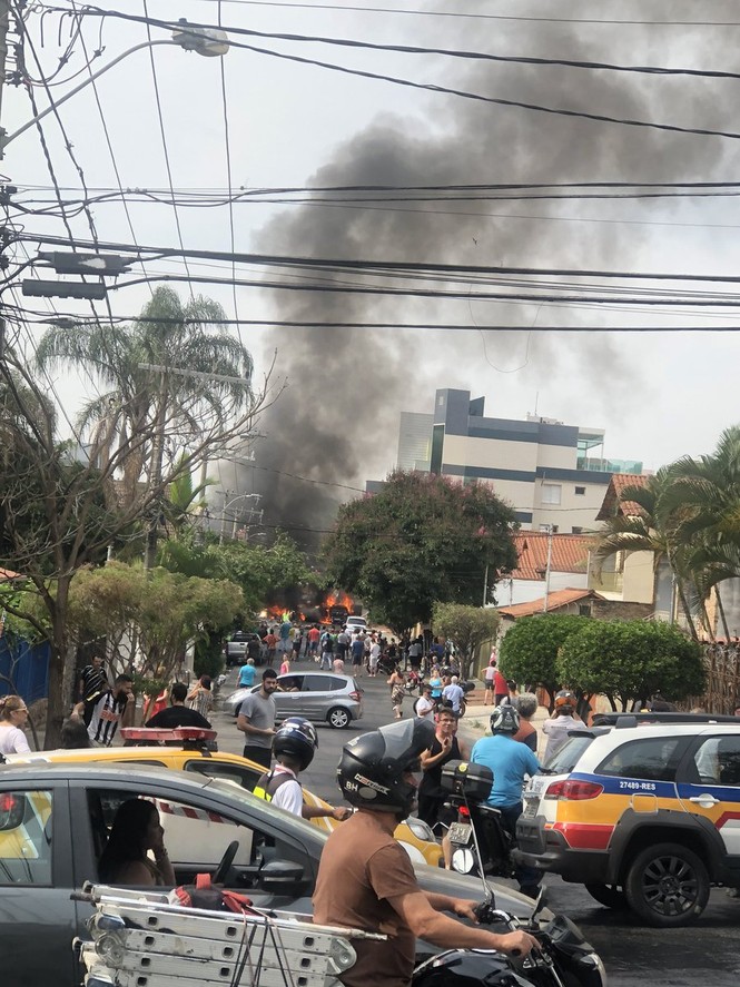 Máy bay rơi xuống đường, đâm trúng loạt xe hơi ở Brazil - ảnh 1