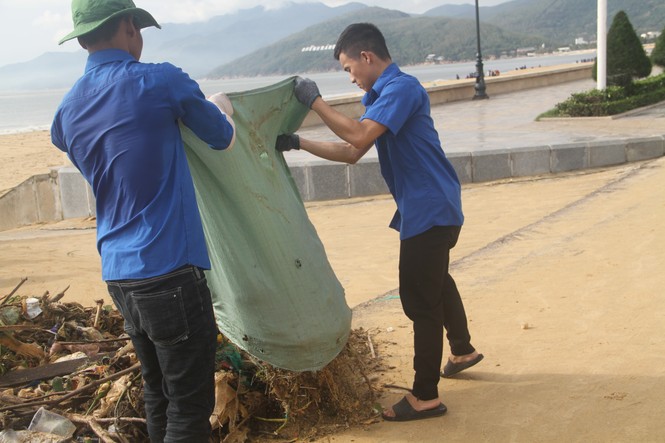 Tuổi trẻ Bình Định ra quân làm sạch bờ biển sau bão - ảnh 6
