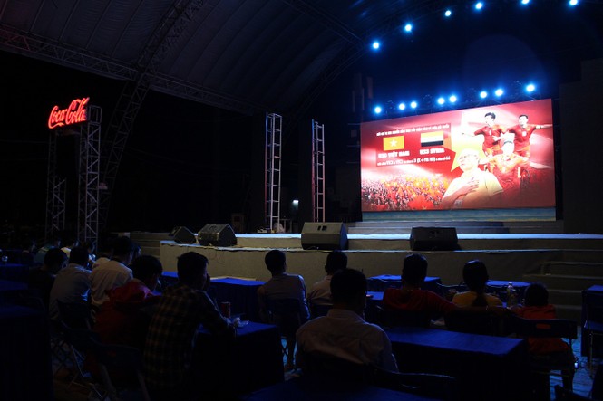 Người dân Đà Nẵng đội mưa xem trận Tứ kết của Olympic Việt Nam - ảnh 1