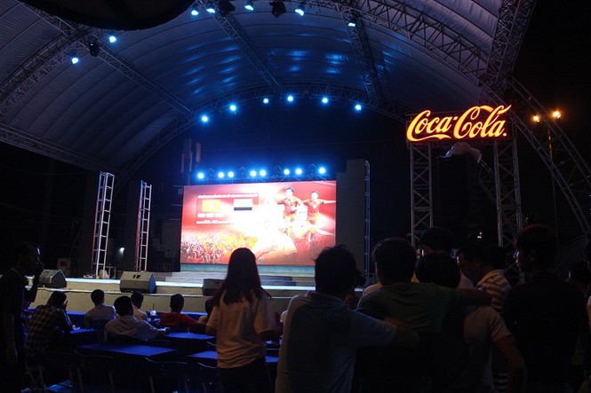 Người dân Đà Nẵng đội mưa xem trận Tứ kết của Olympic Việt Nam - ảnh 2