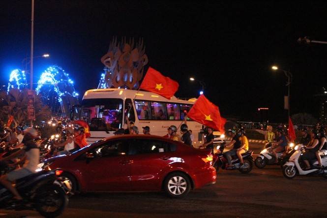 Cổ động viên sông Hàn cuồng nhiệt ăn mừng chiến thắng - ảnh 7