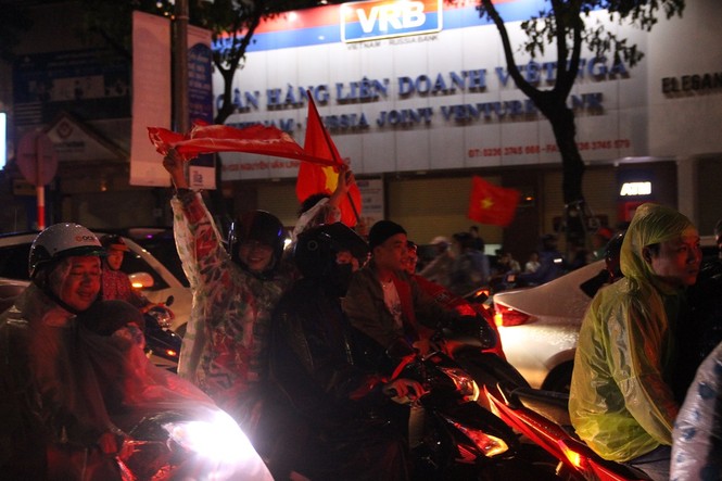 CĐV Đà Nẵng ăn mừng trong cơn mưa tầm tã - ảnh 3