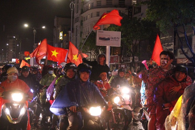 CĐV Đà Nẵng ăn mừng trong cơn mưa tầm tã - ảnh 5