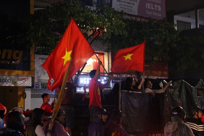 CĐV Đà Nẵng ăn mừng trong cơn mưa tầm tã - ảnh 4