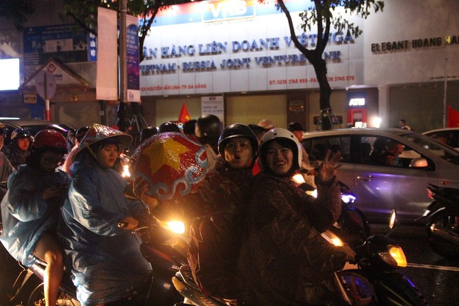 CĐV Đà Nẵng ăn mừng trong cơn mưa tầm tã - ảnh 6