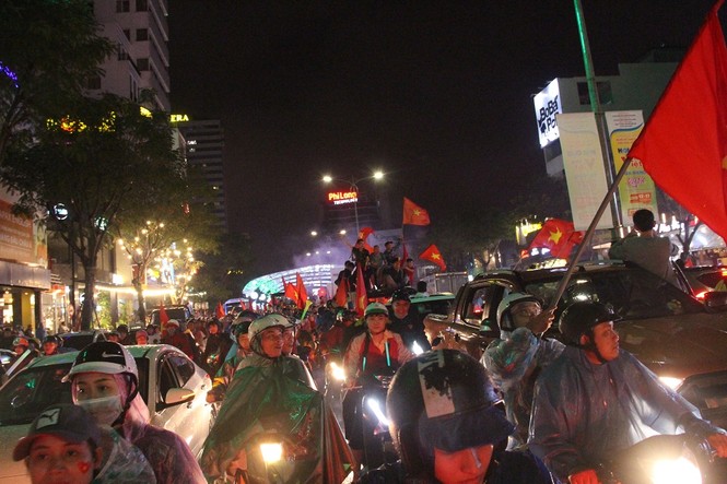 CĐV Đà Nẵng ăn mừng trong cơn mưa tầm tã - ảnh 7