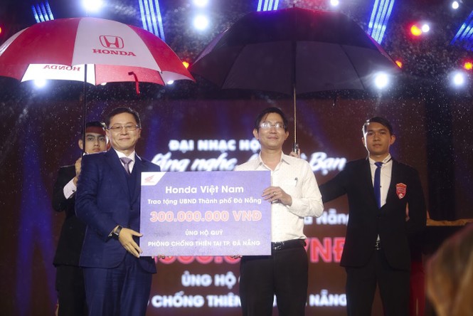 Hà Anh Tuấn, Thu Minh... đội mưa hát cùng khán giả Đà thành - ảnh 14