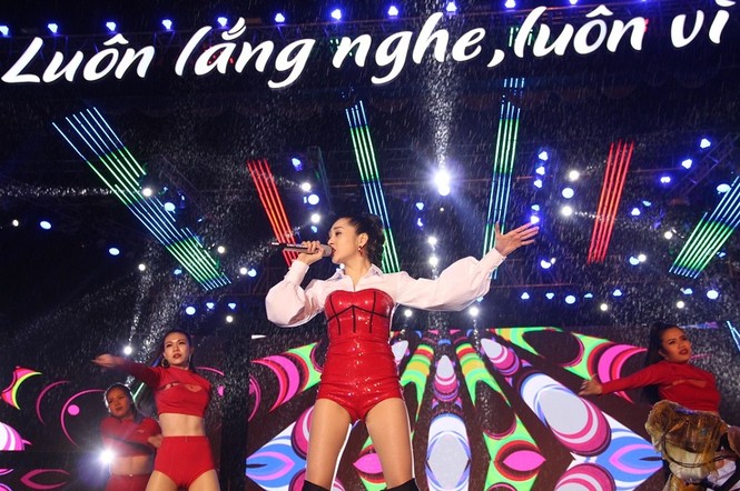 Hà Anh Tuấn, Thu Minh... đội mưa hát cùng khán giả Đà thành - ảnh 11