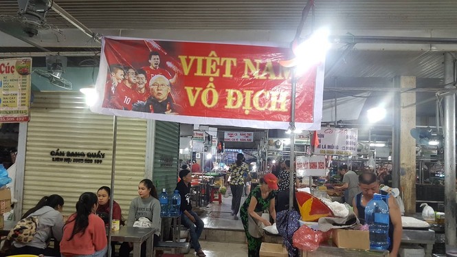 Tiểu thương Đà Nẵng đồng phục cờ đỏ sao vàng cổ vũ đội tuyển - ảnh 2