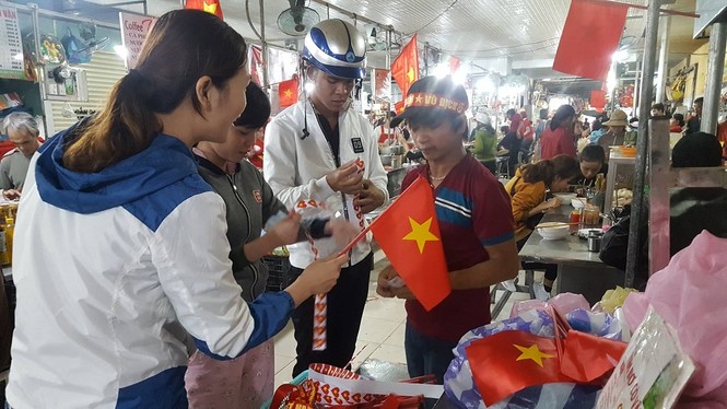 Tiểu thương Đà Nẵng đồng phục cờ đỏ sao vàng cổ vũ đội tuyển - ảnh 4