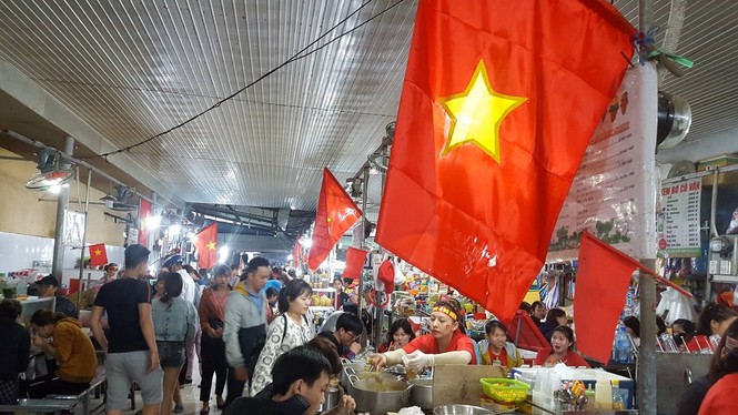 Tiểu thương Đà Nẵng đồng phục cờ đỏ sao vàng cổ vũ đội tuyển - ảnh 1