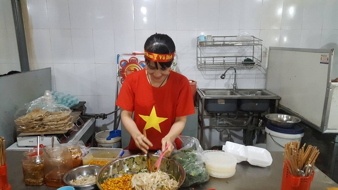 Tiểu thương Đà Nẵng đồng phục cờ đỏ sao vàng cổ vũ đội tuyển - ảnh 5