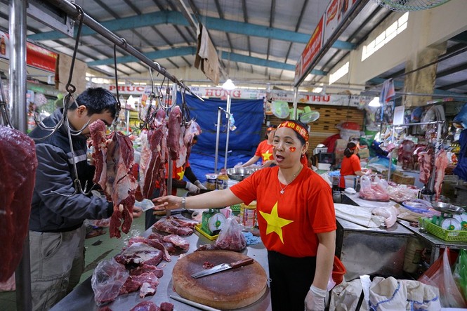 Tiểu thương Đà Nẵng đồng phục cờ đỏ sao vàng cổ vũ đội tuyển - ảnh 6