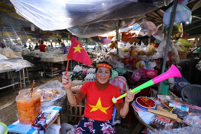 Tiểu thương Đà Nẵng đồng phục cờ đỏ sao vàng cổ vũ đội tuyển - ảnh 7
