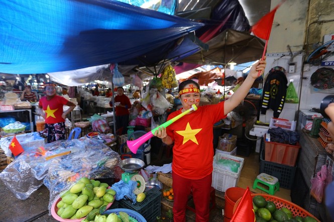 Tiểu thương Đà Nẵng đồng phục cờ đỏ sao vàng cổ vũ đội tuyển - ảnh 8